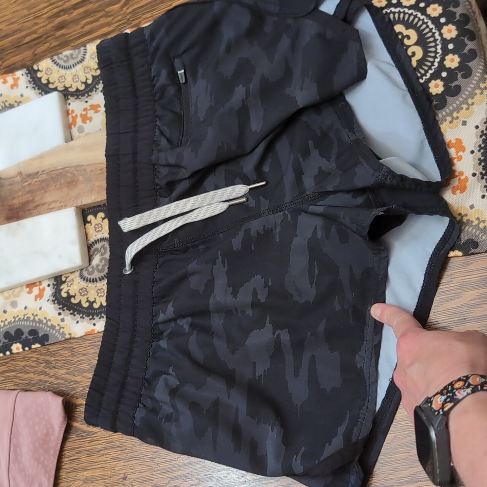 Vuori Women's Shorts - Picture 4 of 8